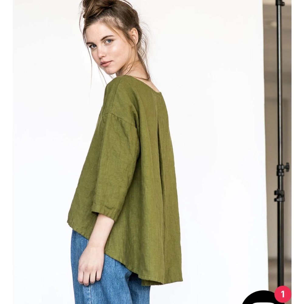 NOTPERFECTLINEN Leaf Cropped Front Linen Top in Olive 🫒 Green XS